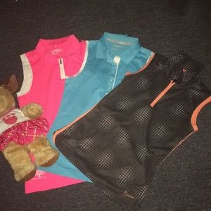 Tres playeras deportivas Nike.